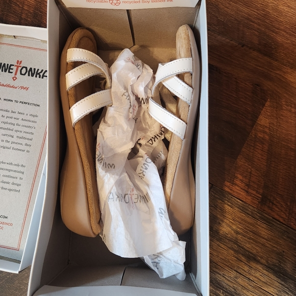 Minnetonka Sunny Thong Sandals, white size 7. - Picture 2 of 7